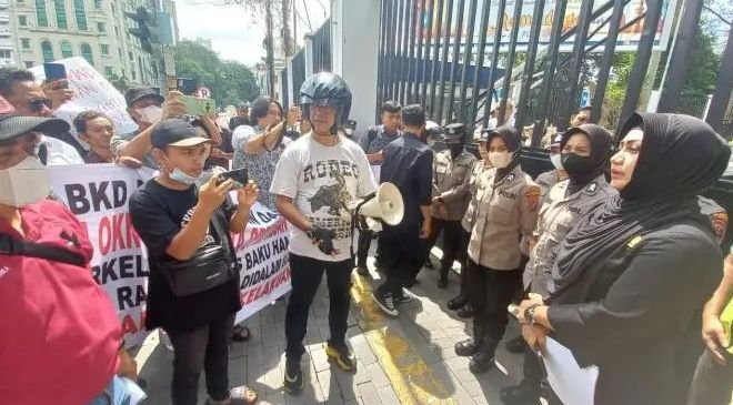Puluhan Massa FAM Gelar Aksi di DPRD Kota Medan, Desak Pemberhentian Dua Anggota Dewan yang Adu Jotos