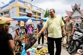 Bupati Dairi Vickner Sinaga Sidak Pasar Sumbul, Pastikan Stok dan Harga Bahan Pokok Aman Jelang Ramadan