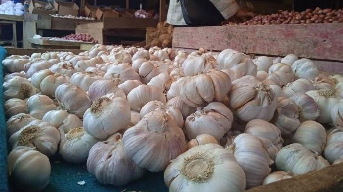 Harga Bawang Putih Melonjak Jelang Lebaran, Pedagang: Pasokan Terhambat