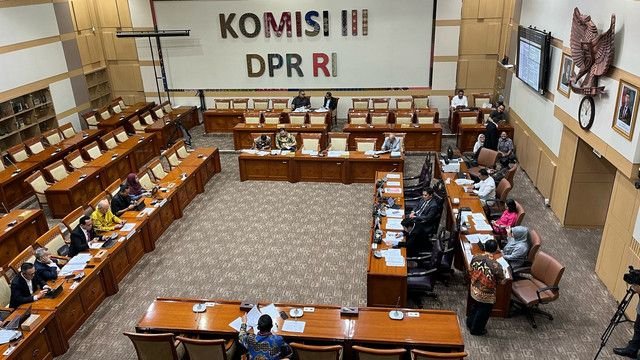 Komisi III DPR RI Setujui Penghapusan Larangan Advokat Berkomunikasi di Luar Pengadilan dalam Revisi KUHAP