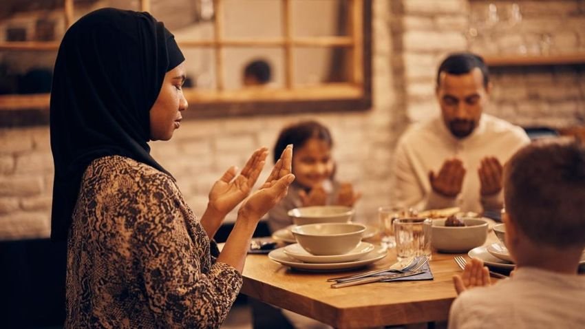 Puasa: Momen Kebahagiaan Spiritual yang Melampaui Kenikmatan Materi