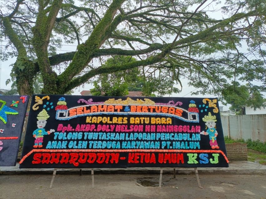 Pisah Sambut Kapolres Batu Bara, Warga Kirim Papan Bunga Tuntut Penyelesaian Kasus Pencabulan Anak