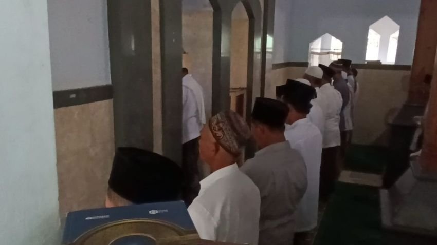 Puluhan Jemaah Pesantren Al Khoiriyah di Tulungagung Laksanakan Salat Idulfitri Lebih Awal