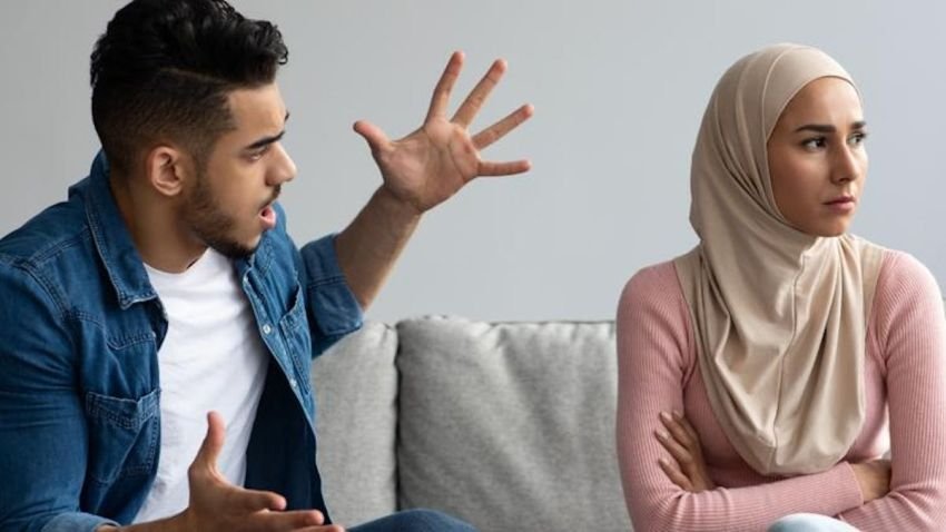 Suami Diam-diam Memberi Uang kepada Orang Tua Tanpa Sepengetahuan Istri, Bolehkah?