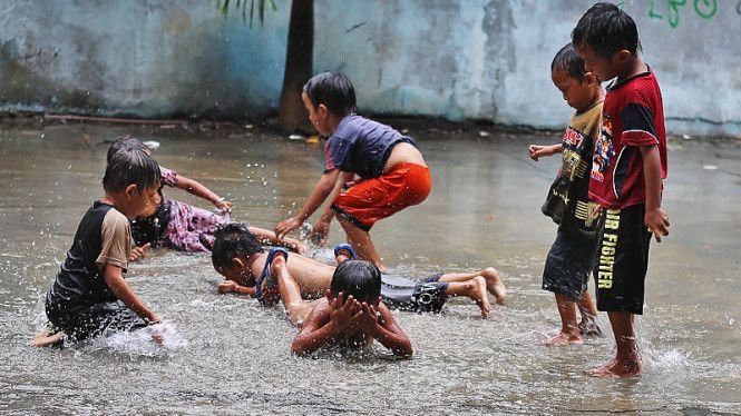 Pakar Kesehatan Anak IDAI Anjurkan Hindari Anak Mandi Hujan untuk Jaga Kesehatan