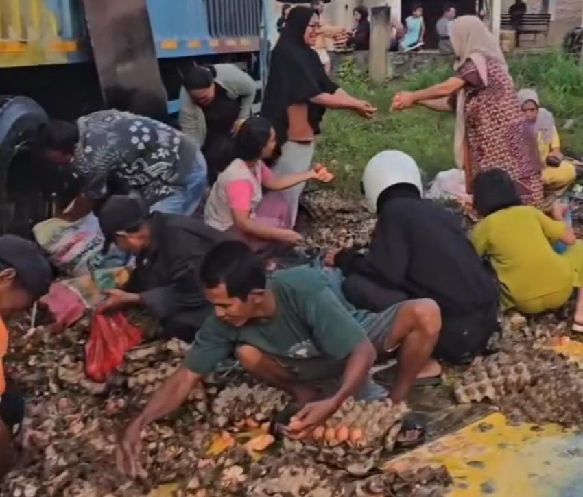 Tega! Warga Labusel Rebut Telur dari Pikap Kecelakaan, Barang Korban yang Tewas Juga Diambil