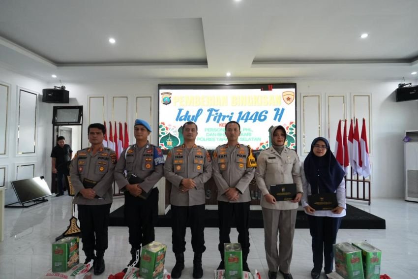 Kapolres Tapanuli Selatan Bagikan Bingkisan Lebaran kepada Personel dan Mitra Kerja