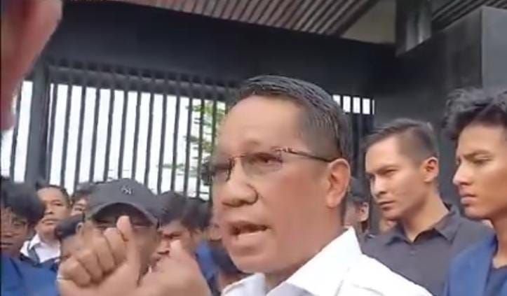 Demo Tolak RUU TNI: Supratman Agtas Temui Massa Aksi, Berkomitmen Komunikasikan Tuntutan ke DPR