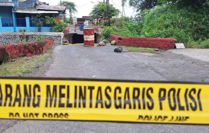 Jembatan Putus Akibat Terjangan Arus Air di Mojokerto, Warga Terpaksa Memutar Jauh