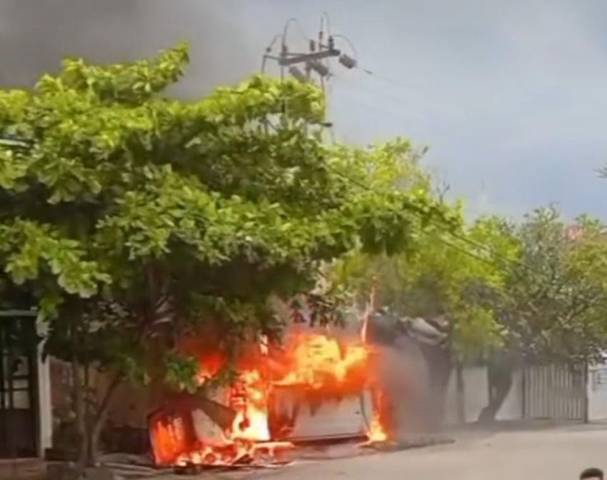 Mobil Xpander Terbakar Usai Tabrak Kios BBM di Kupang, Pengemudi Melarikan Diri