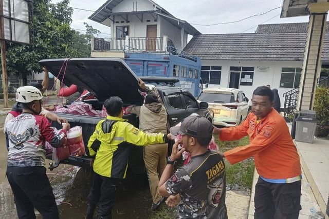 Kemensos Salurkan Bantuan untuk Korban Bencana Longsor dan Banjir Bandang di Sukabumi