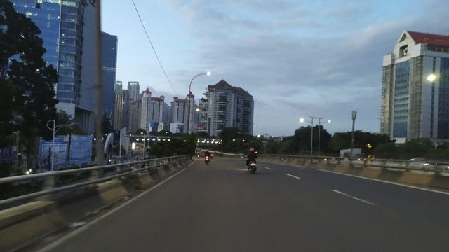 Arus Lalu Lintas Jalan Letjen S. Parman Menuju Central Park Jakarta Lengang pada Jumat Pagi