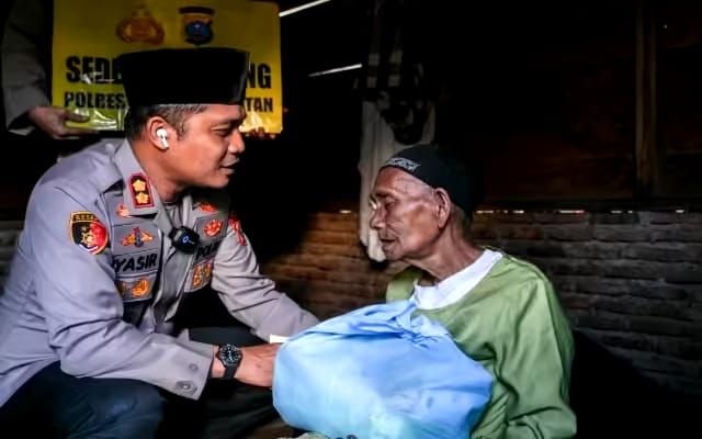 Kapolres Tapsel Serahkan Bantuan Sembako kepada Warga Kurang Mampu di Desa Marisi