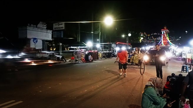 Sembari Pantau Situasi Kamtibmas di Malam Akhir Pekan, Kapolresta Jambi Tarik Becak Rickshaw dari Rumah Dinas Ke Tugu Keris