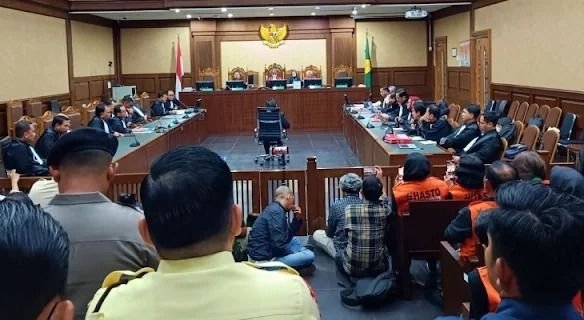 Hasto Kristiyanto Bacakan Terjemahan Al Qur'an dan Al Kitab dalam Sidang Eksepsi, Tuntut Pembatalan Surat Dakwaan