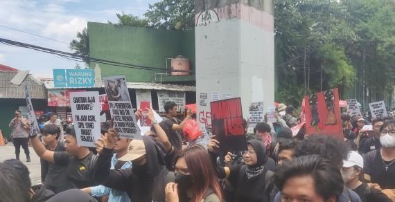 Tolak RUU TNI, Pedemo Bawa Poster Foto Prabowo dengan Tulisan 'Orba Strikes Back' di Depan Gedung DPR