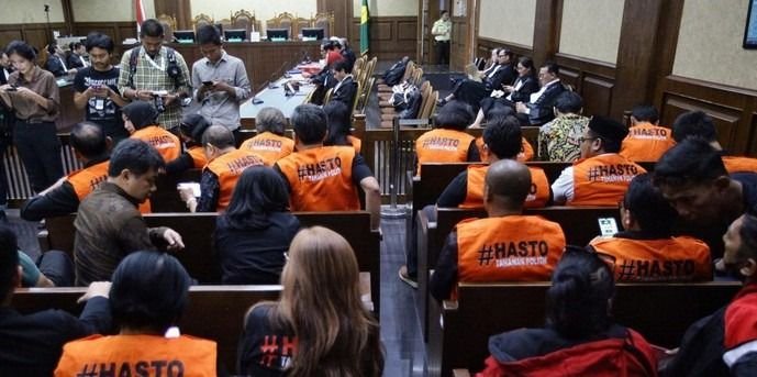 Pendukung Hasto Kristiyanto Penuhi Ruang Sidang dan Area Pengadilan, Serukan 'Hasto Tahanan Politik