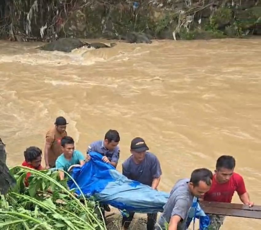 Mayat Laki-Laki Ditemukan Terhimpit Batang Pohon Setelah Banjir Bandang di Padang Sidempuan!