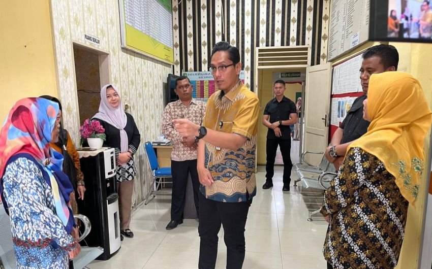 Tegas! Rico Waas Pecat Lurah Tegal Sari Mandala III  yang Sering Terlambat Masuk Kantor