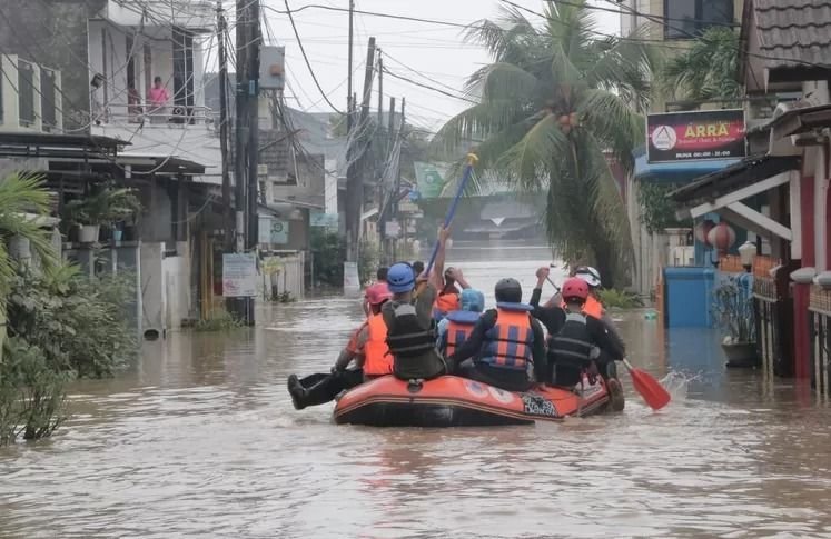 Banjir Terjang Vila Nusa Indah I, Warga Terjebak, Evakuasi Masih Berlangsung di Bogor