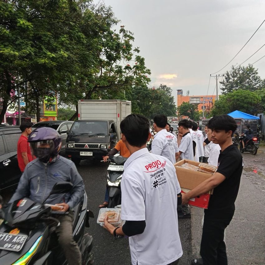 DPD Projo Muda Sumut Bagikan 300 Paket Takjil untuk Warga Jalan AH Nasution, Program Berkelanjutan di Ramadan dan Kegiatan Lainnya