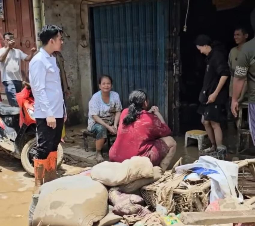 Wapres Gibran Tinjau Pengungsi dan Dampak Banjir di Perum PGP Bekasi