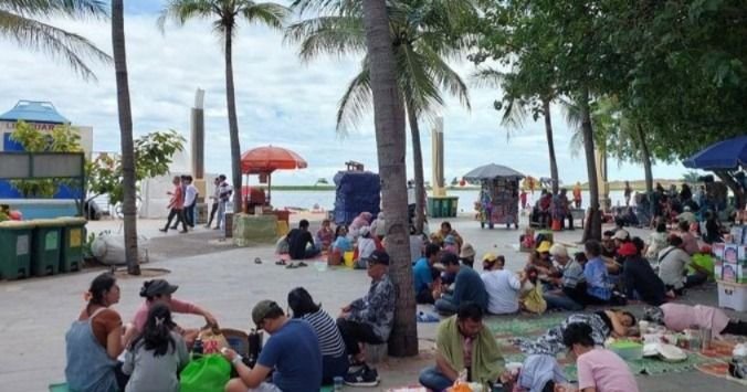 Liburan Lebaran, Warga Mulai Padati Pantai Lagoon Ancol