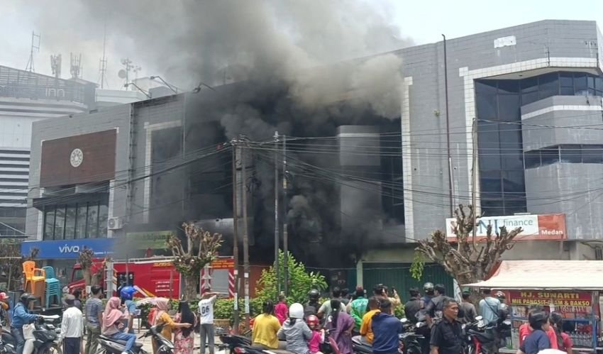 Restoran Cepat Saji Hangry Chicken Terbakar di Medan, Kerugian Material Capai Ratusan Juta Rupiah!