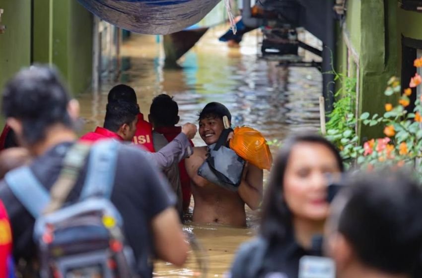 Wakil Gubernur Jakarta Rano Karno Tawarkan Relokasi Warga Kebon Pala Terkait Banjir