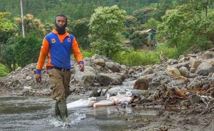 Silalahi II Masih Tertahan Tanpa Air Bersih Setelah Banjir Bandang Menghantam