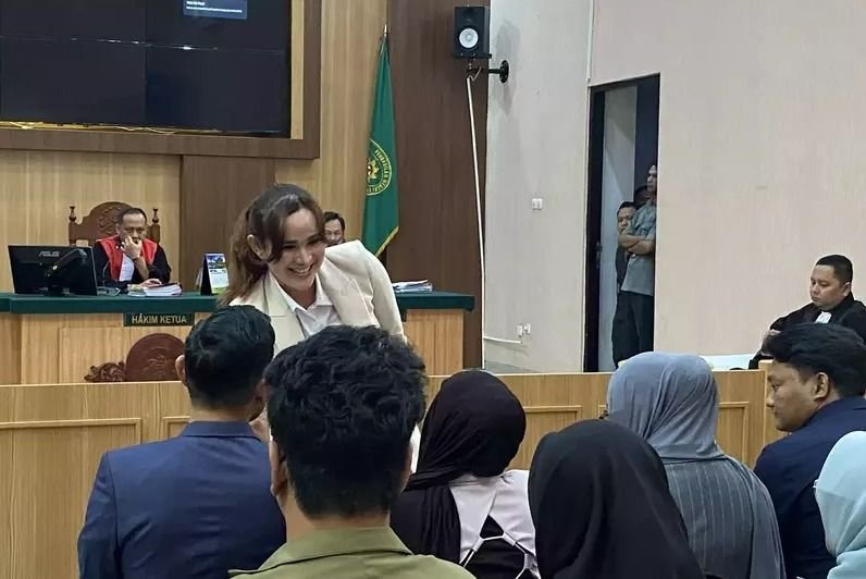 Isa Zega dan Shandy Purnamasari Saling Sapa dan Jabat Tangan dalam Sidang Kasus Pencemaran Nama Baik