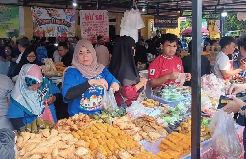 Bazar Takjil Ramadan Bendungan Hilir Dipadati Pembeli pada Hari Pertama Puasa
