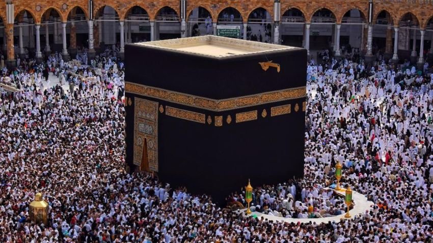 Jemaah Salat Mengelilingi Ka'bah pada Malam 21 Ramadan 1446 H di Masjidil Haram