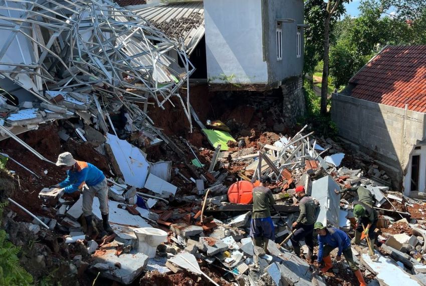 Hujan Deras Sebabkan Rumah Ambruk di Sawangan Depok, Turap Setinggi 7 Meter Longsor