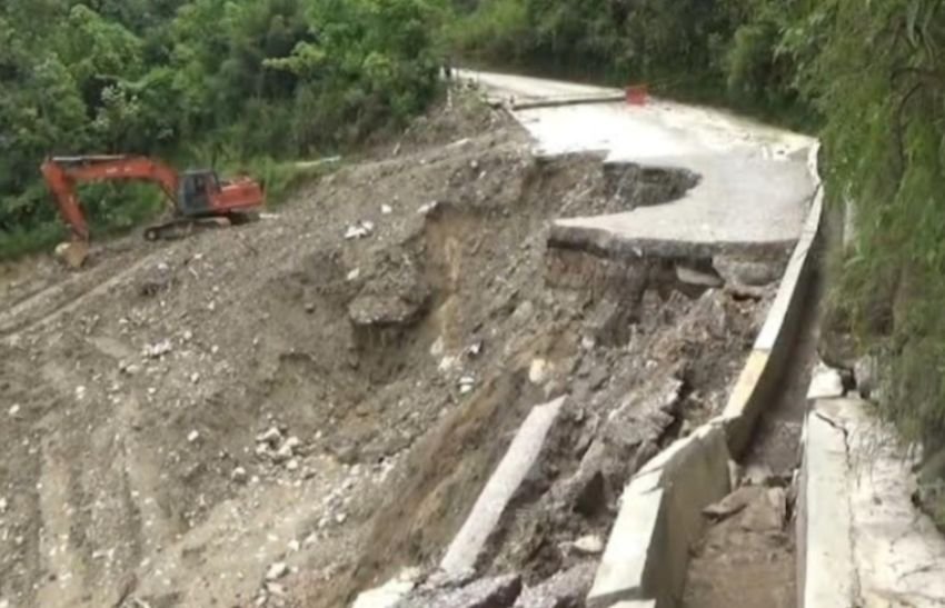 Longsor Terjang Jalan Utama Antar Kecamatan di Samosir, Akses Terputus Total