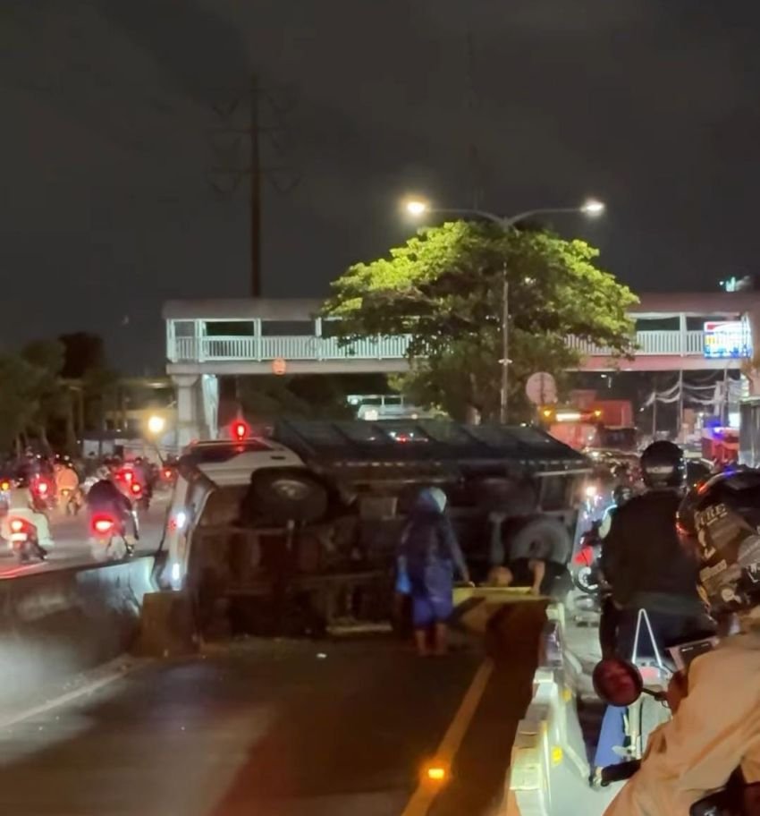 Truk Terbalik dan Keluarkan Asap di Flyover Pesing, Lalin Menuju Daan Mogot Macet Total