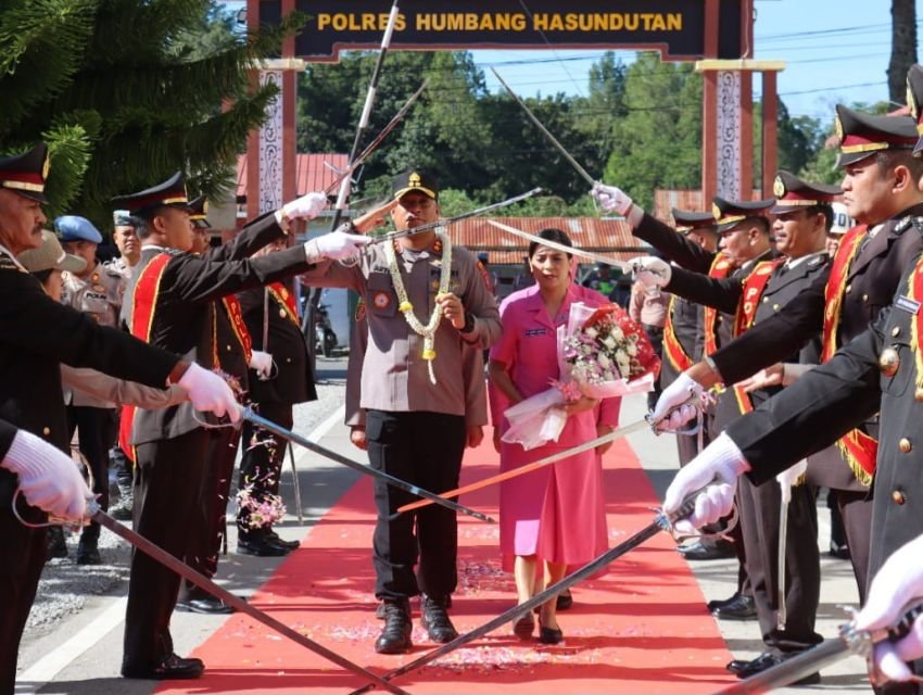 Disambut Tradisi Pedang Pora, AKBP Arthur Sameaputty Resmi Jabat Kapolres Humbahas