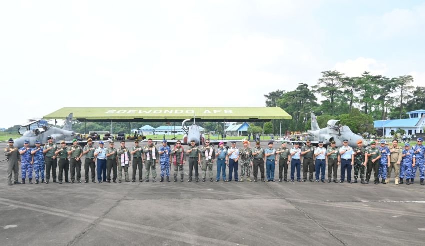 Kedatangan Pesawat Tempur Hawk 100/200 Skadron Udara 12 di Lanud Soewondo Dalam Rangka Latihan Refueling dan Training Local