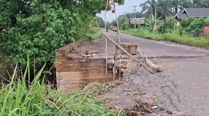 Jalan Di Olak Kemang Amblas, Warga Harap Pemerintah Kota Jambi Segera Memperbaikinya