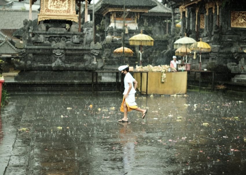 Prakiraan Cuaca Bali Hari Ini, Jumat 11 April 2025: Hujan Ringan hingga Sedang, Waspadai Kelembapan Tinggi