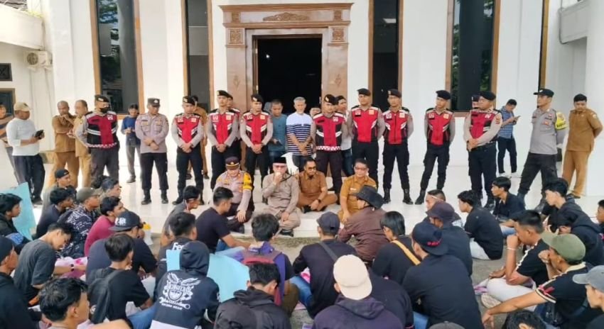 Ratusan Warga Sekernan Protes Kerusakan Jalan, Tuntut Pemerintah Segera Bertindak