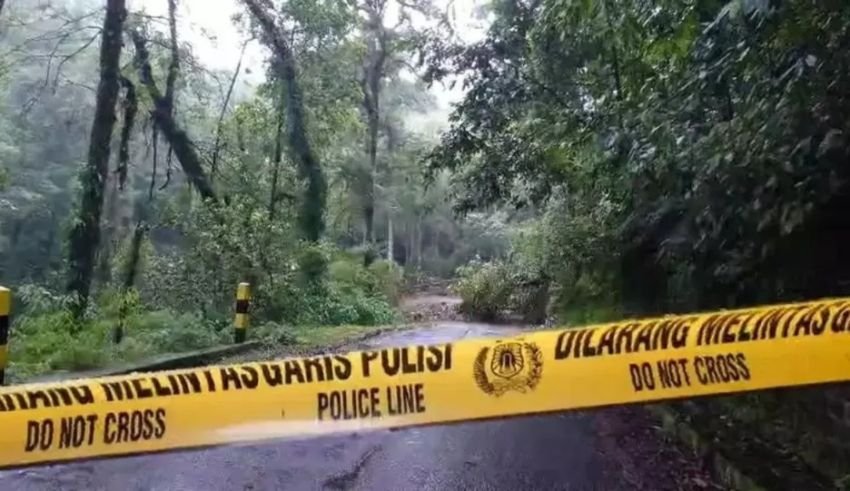 Jalur Cangar&ndash;Pacet Masih Ditutup Usai Longsor Tewaskan 10 Orang, Pembersihan Terkendala Cuaca