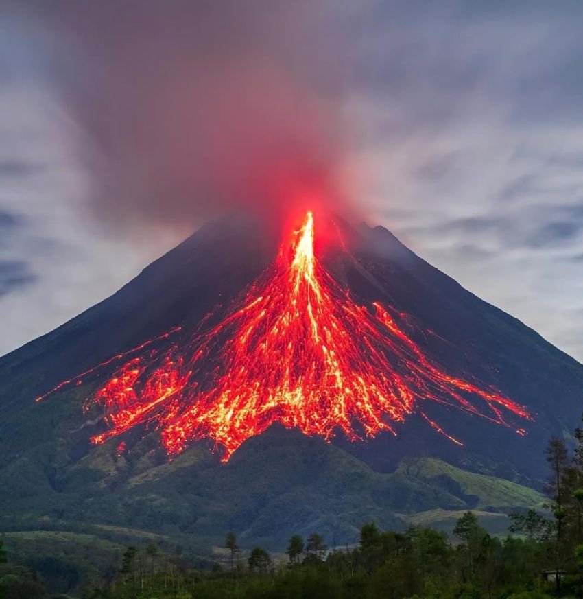 Gunung Merapi Luncurkan Guguran Lava Sejauh 1,8 Km, Warga Diminta Waspada