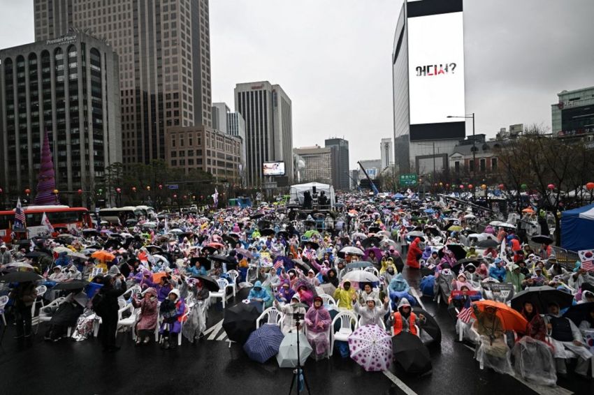 Ribuan Demo Tolak Pemakzulan Yoon Suk Yeol: "Korea Sudah Tamat!"