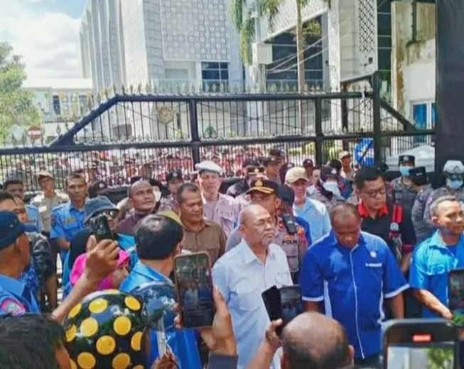 Buruh Sumut Gelar Aksi di Depan DPRD Tuntut Perubahan UU Cipta Kerja dan Perampasan Aset Koruptor