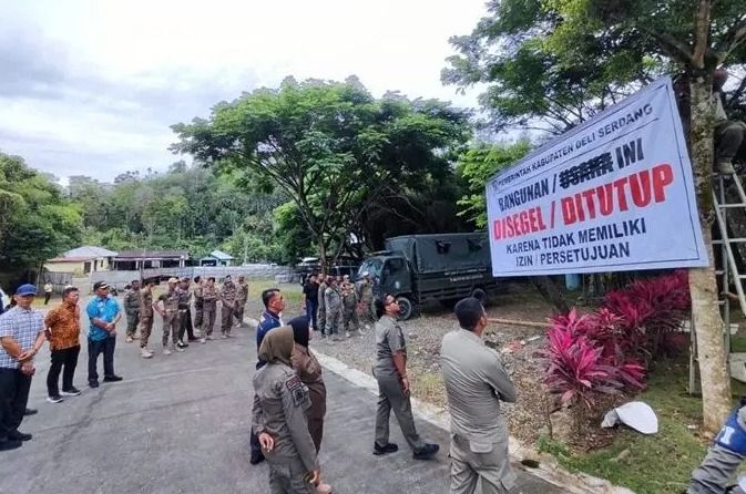 Belum Kantongi Izin PBG, Bangunan di Lingkungan Pemakaman di Deli Serdang Disegel Satpol PP