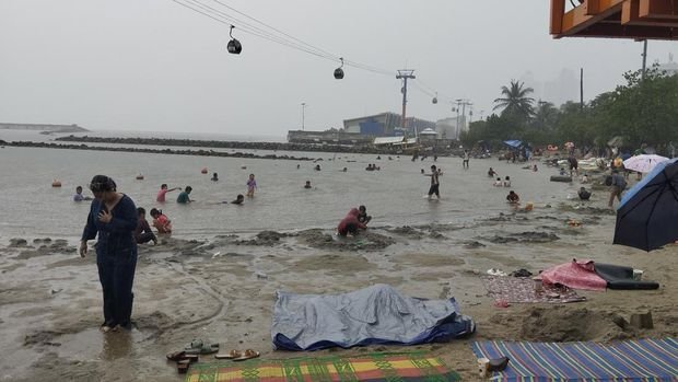 Hujan Deras Guyur Pantai Ancol, Warga Liburan Terpaksa Berteduh