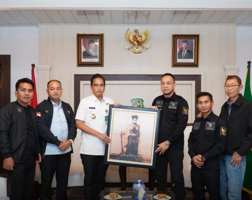 Bangkitkan Nasionalisme! Rico Waas Instruksikan Pemasangan Foto Pahlawan di Sekolah