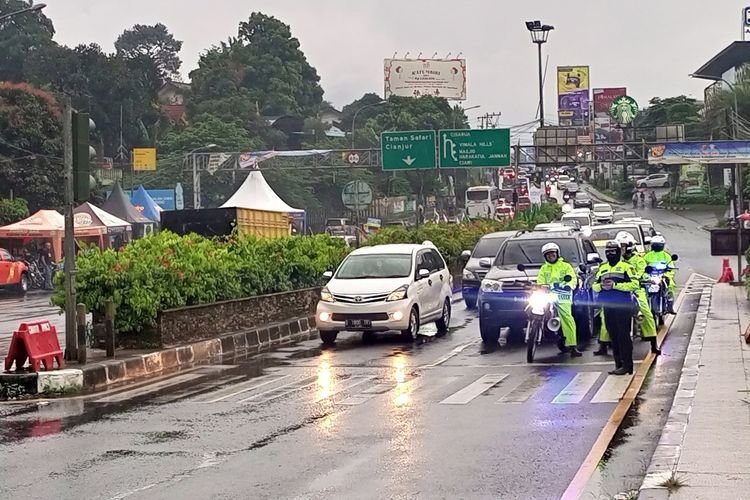 Sistem One Way Diberlakukan di Jalur Puncak Bogor, Pengendara Diminta Waspada