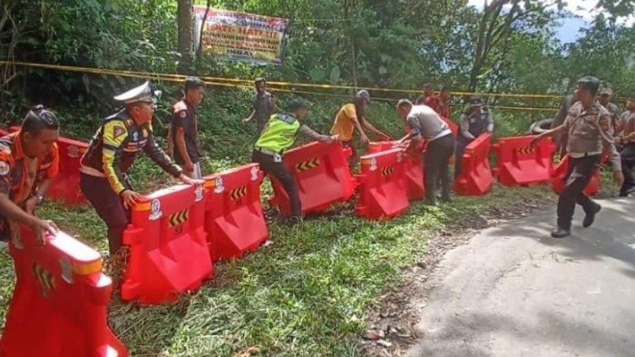 Sat Lantas Polres Binjai Pasang Pembatas Jalan di Titik Rawan Kecelakaan di Desa Telagah